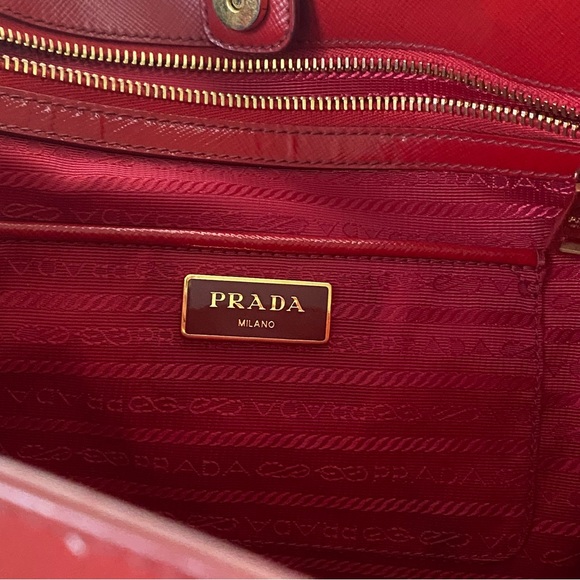 🍒PRADA🍒 Gardener saffiano vernice rosso cherry red gold patent large tote bag - Picture 6 of 16
